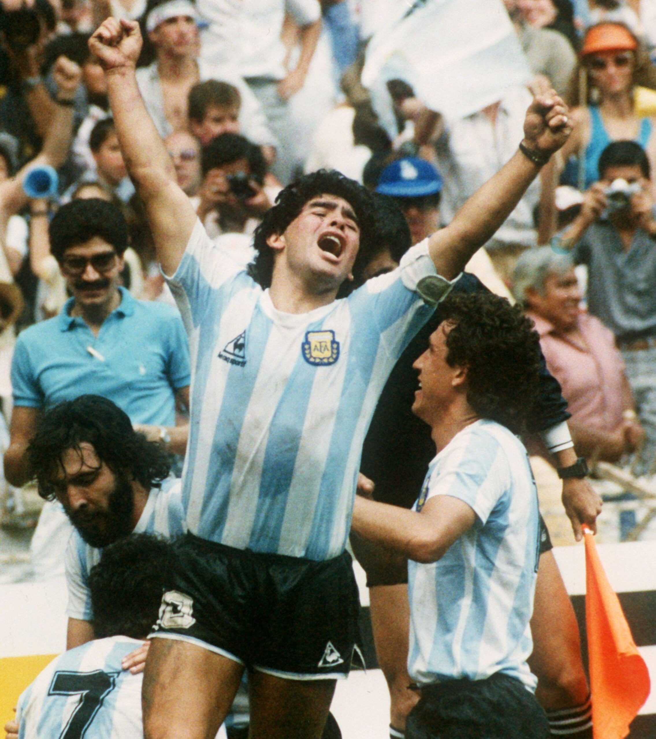 D3J962 (dpa files) - Then Argentine soccer star Diego Maradona (front) and his teammates celebrate after winning the World Cup final against Germany in Mexico City, 29 June 1986. Maradona was reported Sunday, 18 April 2004, to have landed in the intensive care station of a hospital in Buenor Aires and being treated for severe heart and respiratory problems. Earlier Sunday, Maradona watche